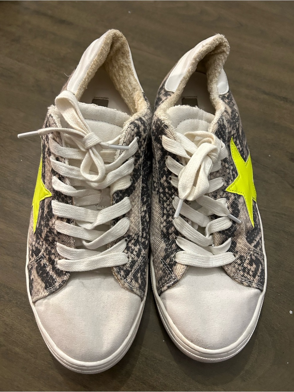 Womens Low-Top Sneakers with Neon Star Accent - Cream & Yellow